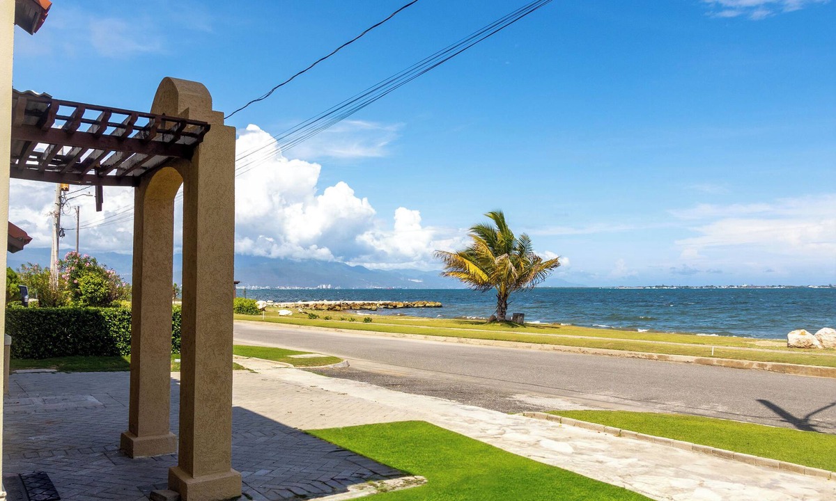 Portmore House | Gated Beachfront House - 10 Minutes from Kingston