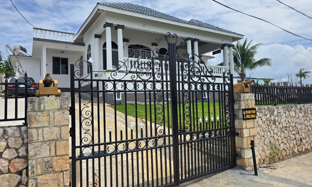 Mango Walk House | Gorgeous 4-bedroom house with AC in lively Montego Bay