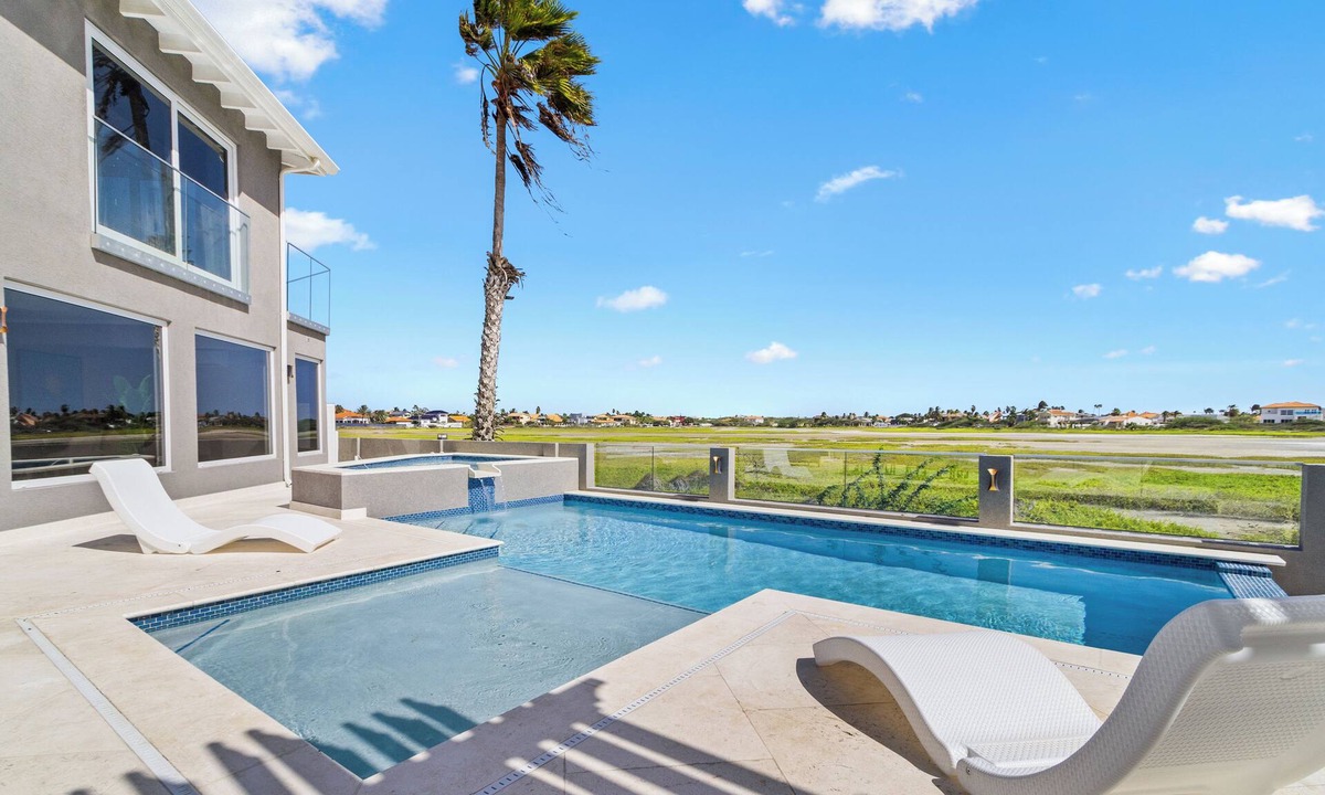 Palm Beach Villa | Gorgeous Saliña views * near Palm Beach