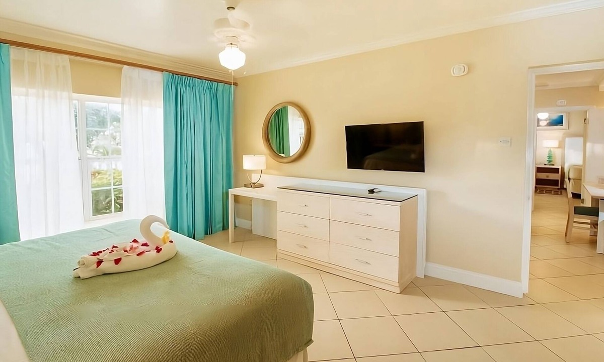 Rodney Bay Apartment | Great Location Near Rodney Bay Marina! 3 Beachfront Suits, Pool, Free Parking!