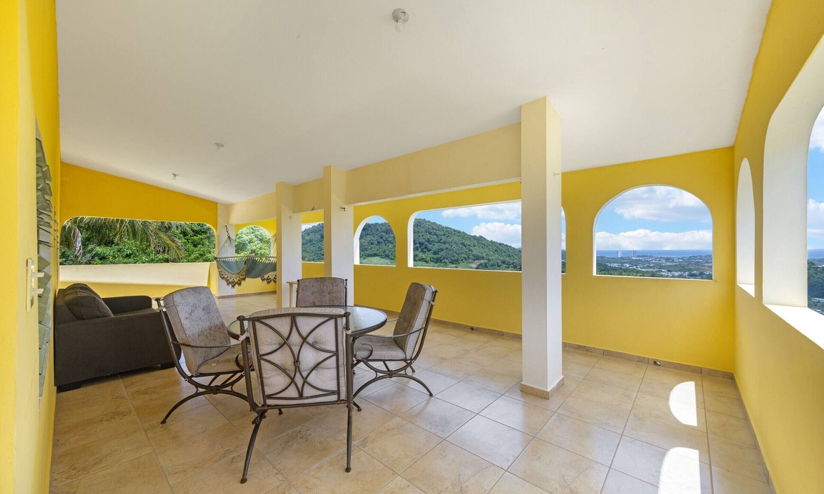 Florencio House | Hilltop Getaway with Huge Terrace