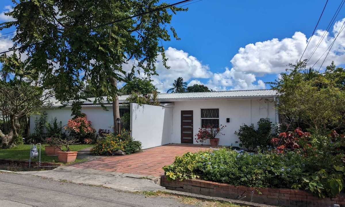 Navy Gardens Apartment | Holiday apartment 7 minutes walk to the stunning south coast of Barbados.