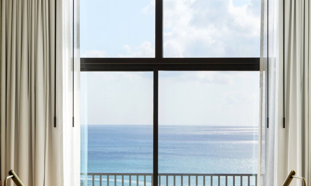 Seven Mile Beach Hotel | Hotel Indigo Grand Cayman by IHG