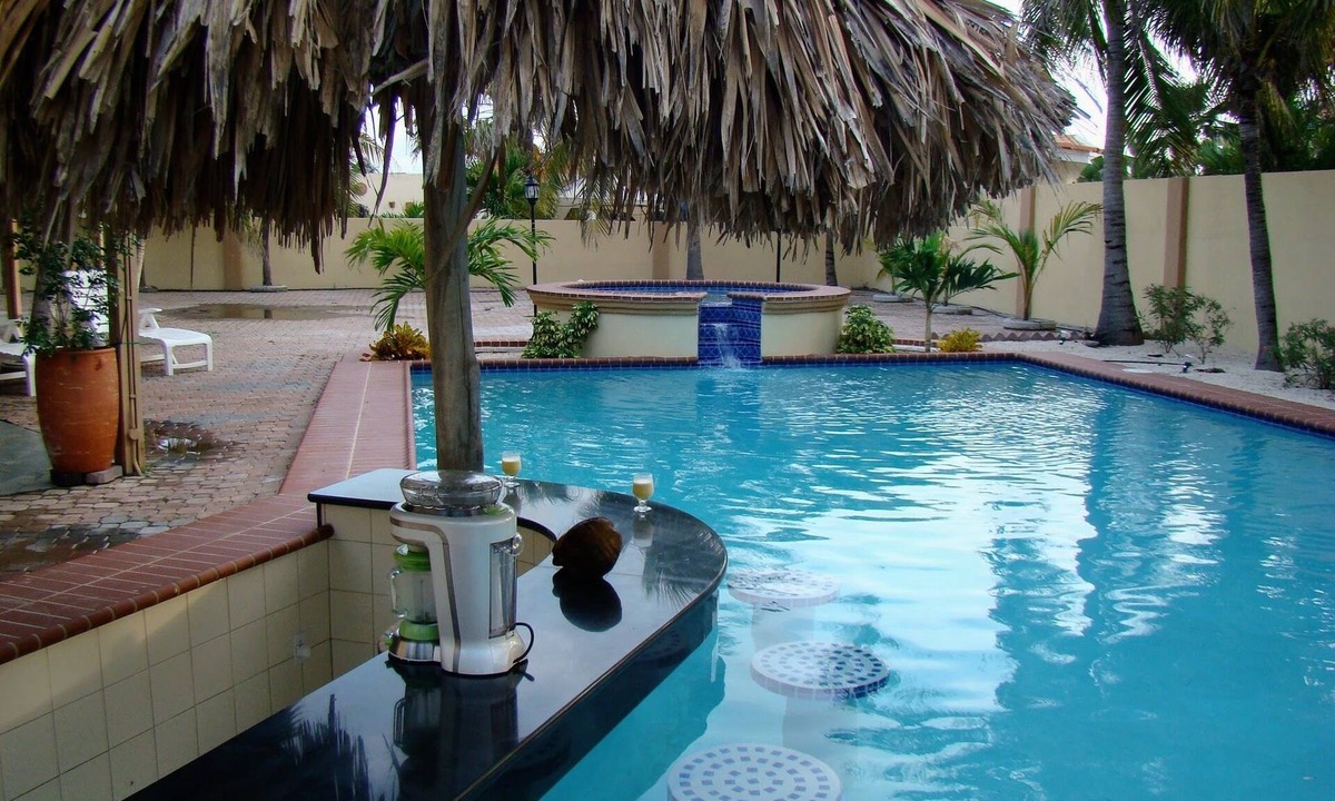 Palm Beach Villa | Huge 5BR Villa, Private Pool & Swim-Up Bar. 15 min. Walk to Palm Beach & Casinos