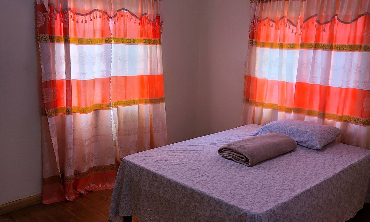 Penlyne Castle House | Jay's Guest House II