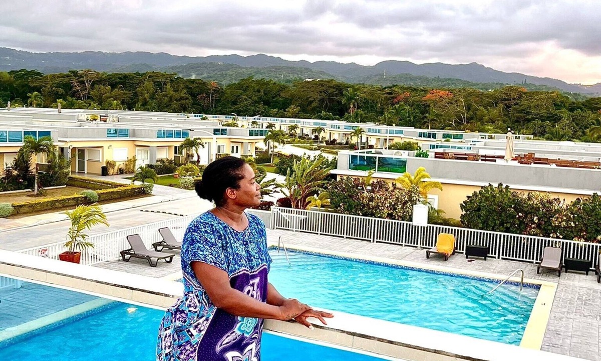 St. Ann's Bay Villa | KING SIZE Suite with Pool and beach