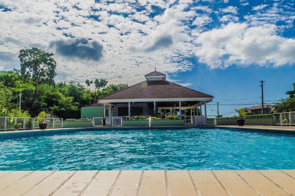 Mona Apartment | Kingston Vacation Rentals at The Romantic Log Cabin in Kingston