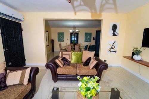 Reading House | Lagoon View Holiday Home