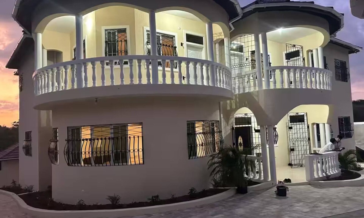 Stewart Town House | Large Mansion See details before booking