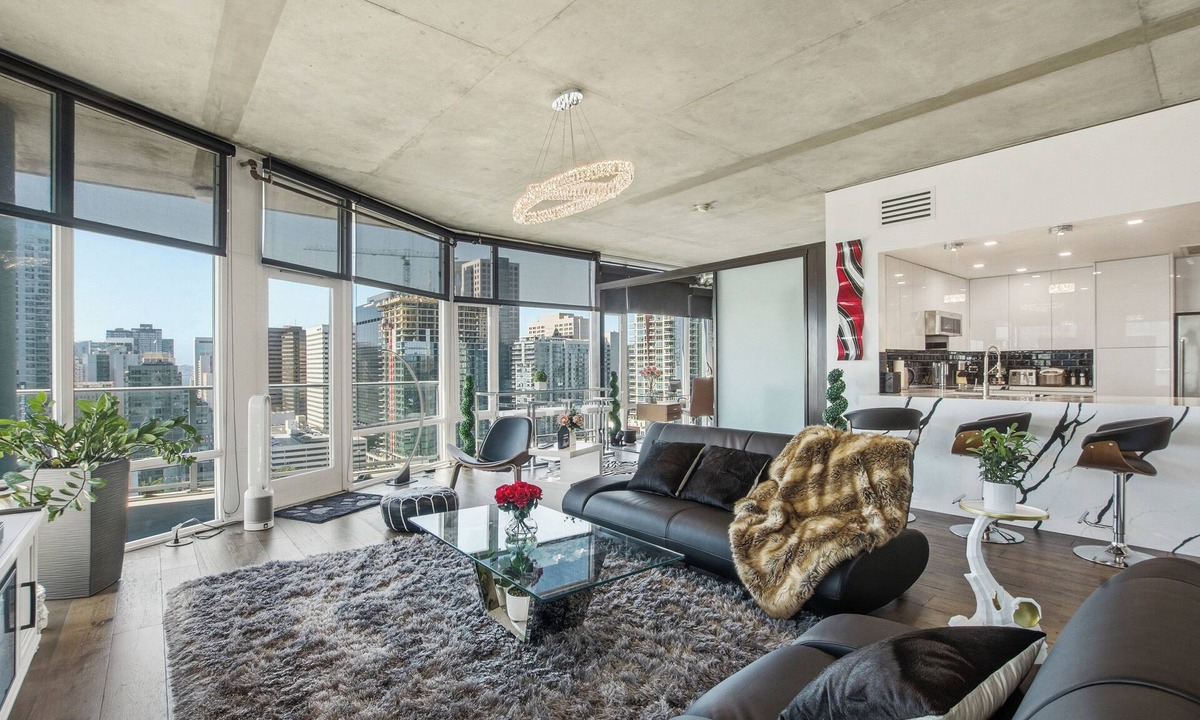 Smart Corner Condo | Luxurious 1BR/1 Full Office with Amazing Downtown & City Light Views