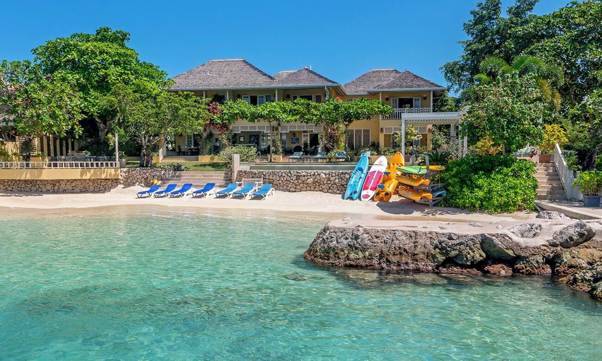 Discovery Bay Villa | Luxurious 5 Bedroom Villa on Private Beach with Tennis and Pickleball Court