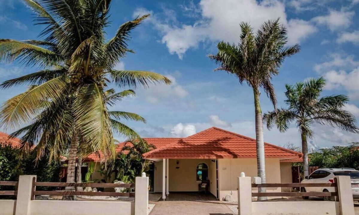 Sabana Liber Villa | Luxurious Tropical Villa Prikichi with Pool & Apt