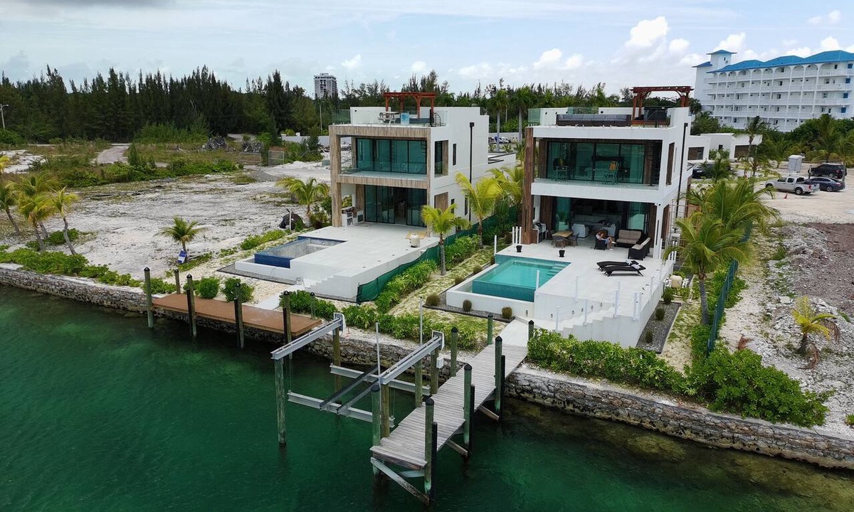 Bell Channel Bay House | Luxury 2026 Waterfront Home w/Yacht Dock + Rooftop