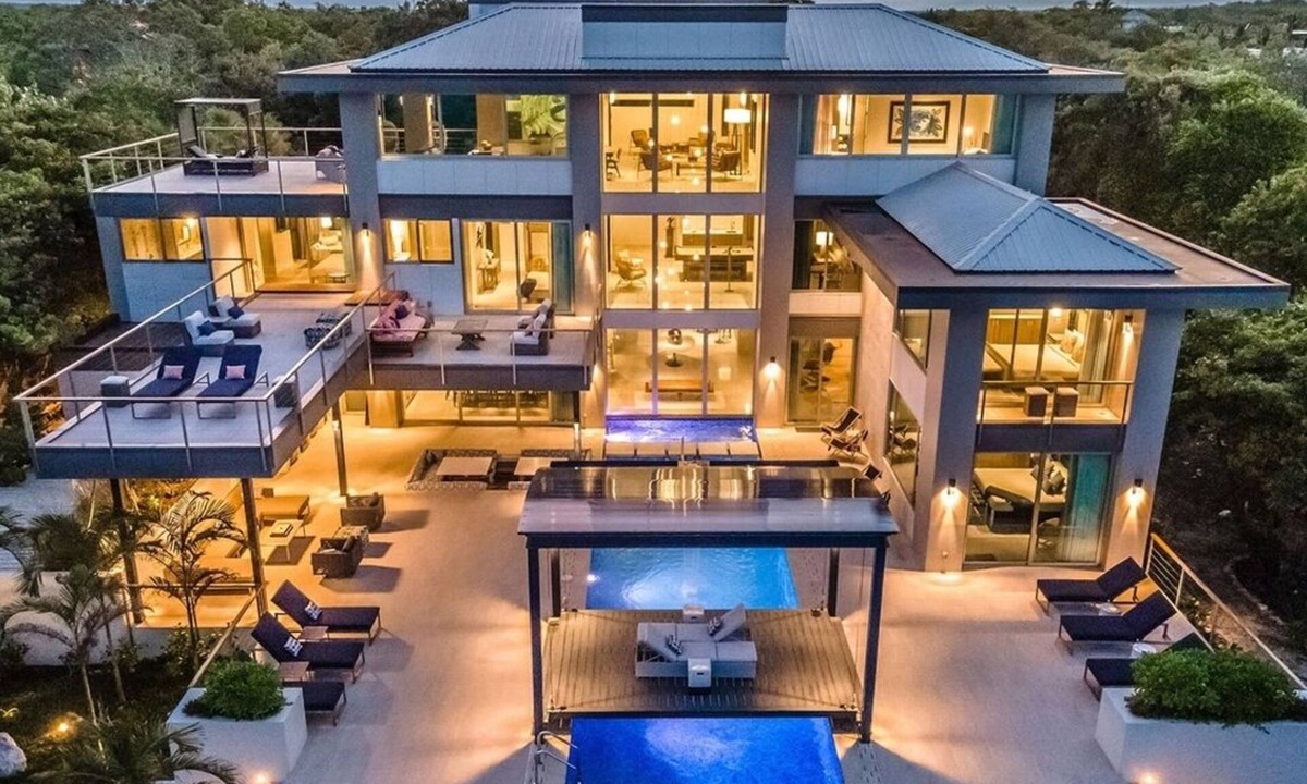 Cocoplum Villa | Luxury Retreat w/Private Chef, Staff & Resort-Style Living