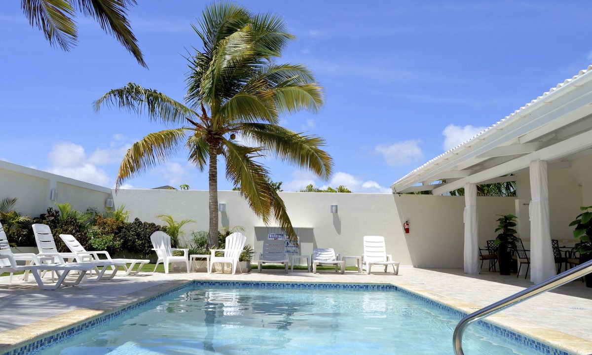 Palm Beach Hostel | Luxury room at Palm Beach Aruba 2