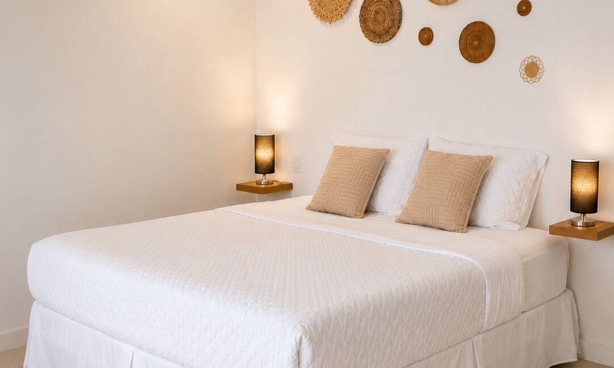 Palm Beach Apartment | Luxury suite 3 -8 min walk to Palm Beach and Marriott