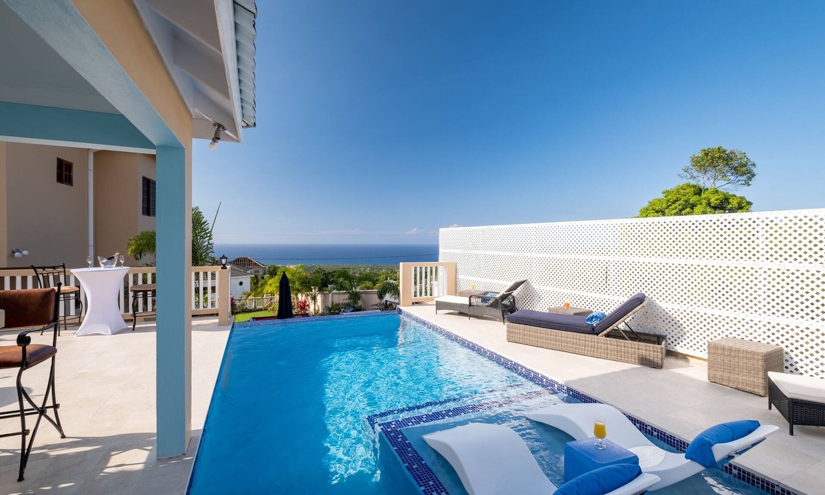 Discovery Bay Villa | Luxury Villa · Ocean Views · Infinity Pool · Private Chef & Butler · Sleeps 8–10