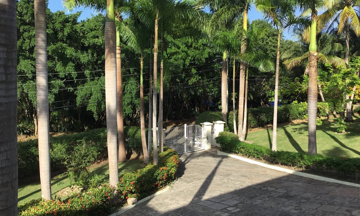 Montego Bay House | Luxury Villa with Private Chef and Pool with Nine Bedrooms and Staff