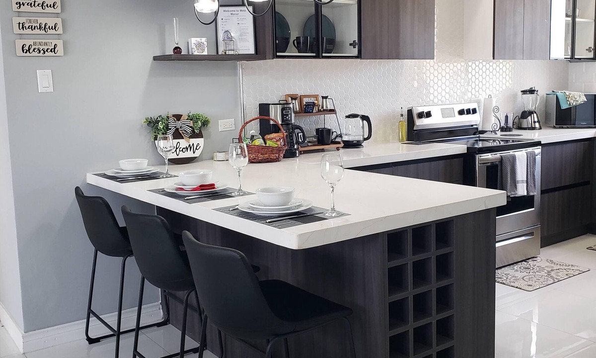 Norbrook Apartment | MetzManor:Modern luxury Kgn retreat, scenic views,balconies,gated,self check-in