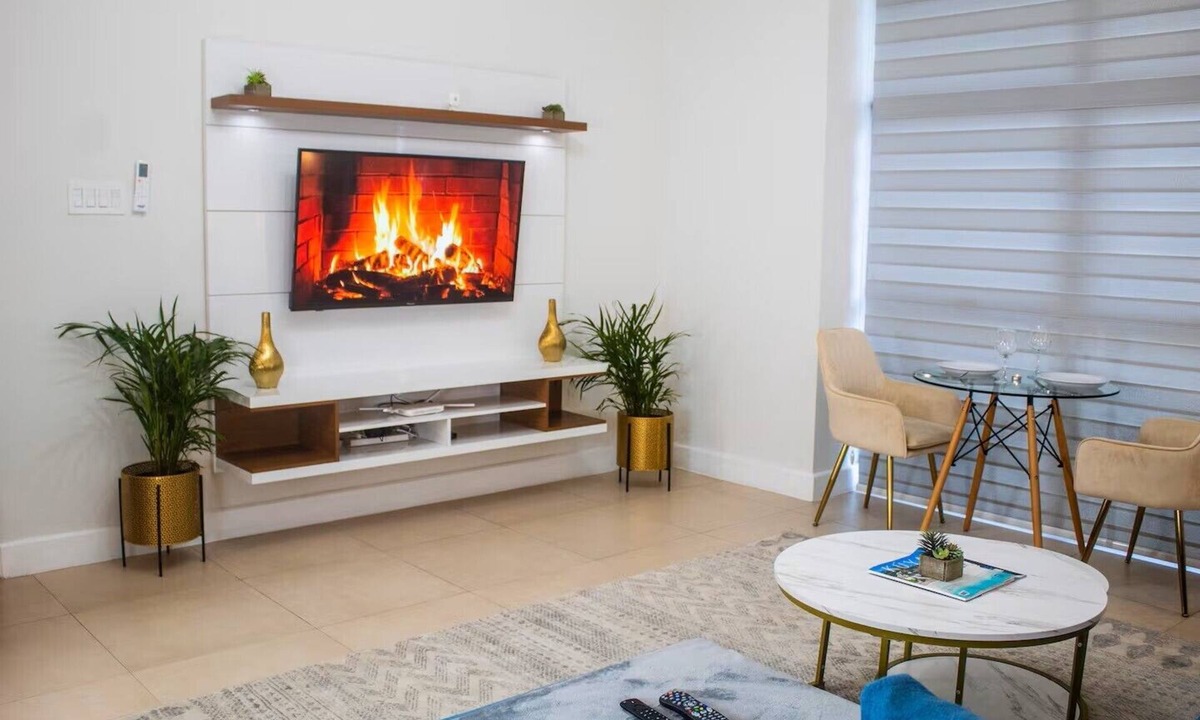 Eastwood Park Apartment | Modern 2-bedroom apartment in Kingston with King Bed, Pool & AC