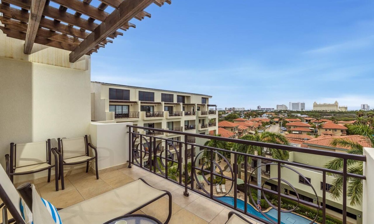 Washington Condo | Modern 2BR 2BA Condo on Top Floor w/Amazing Views