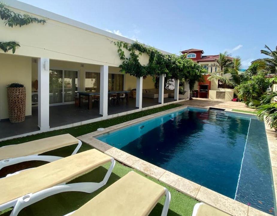Palm Beach House | Modern 4BR Villa with Private Pool walk to Palm Beach