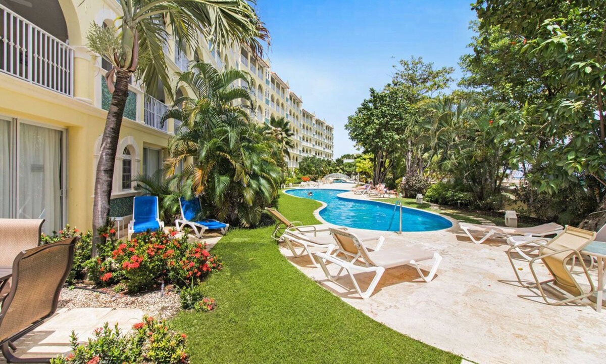Dover Apartment | Modern Beachfront Condo with Pool - Sapphire 102