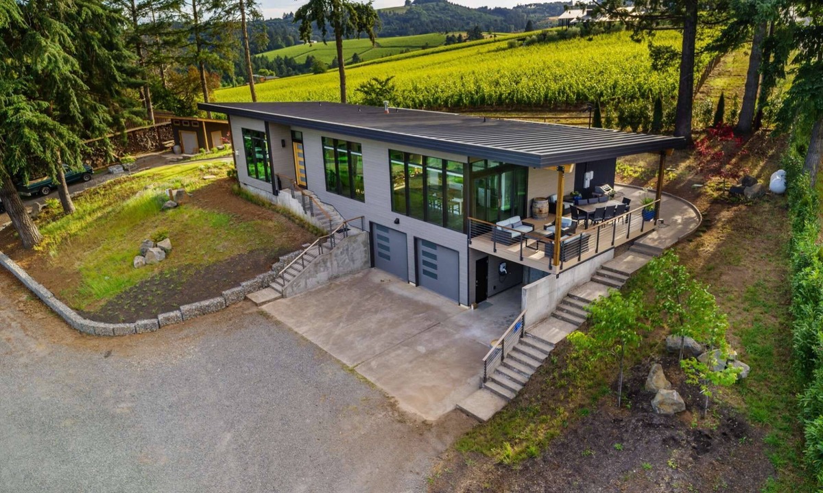 Dundee House | Modern Custom Wine Country Villa, Epic Views, Huge Decks, Hot Tub, Ping Pong, Fire Pit & Fire Table