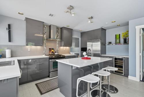 Hough House | Modern Upper Level Duplex DT Vancouver
