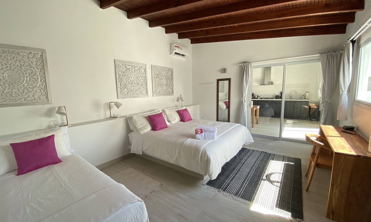 Palm Beach Apartment | Movida Inn Aruba-White DELUXE STEPS from PalmBeach
