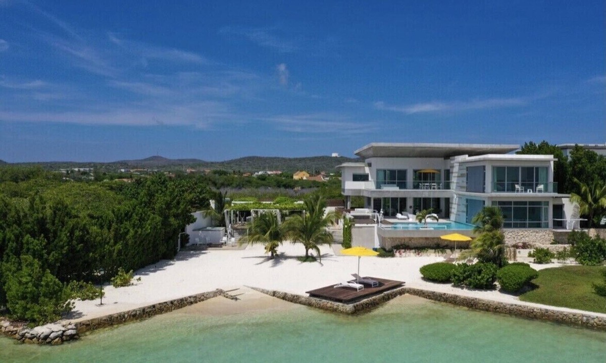 Savaneta Villa | Newly Expanded! Lavish & Exclusive Beachfront Mansion.