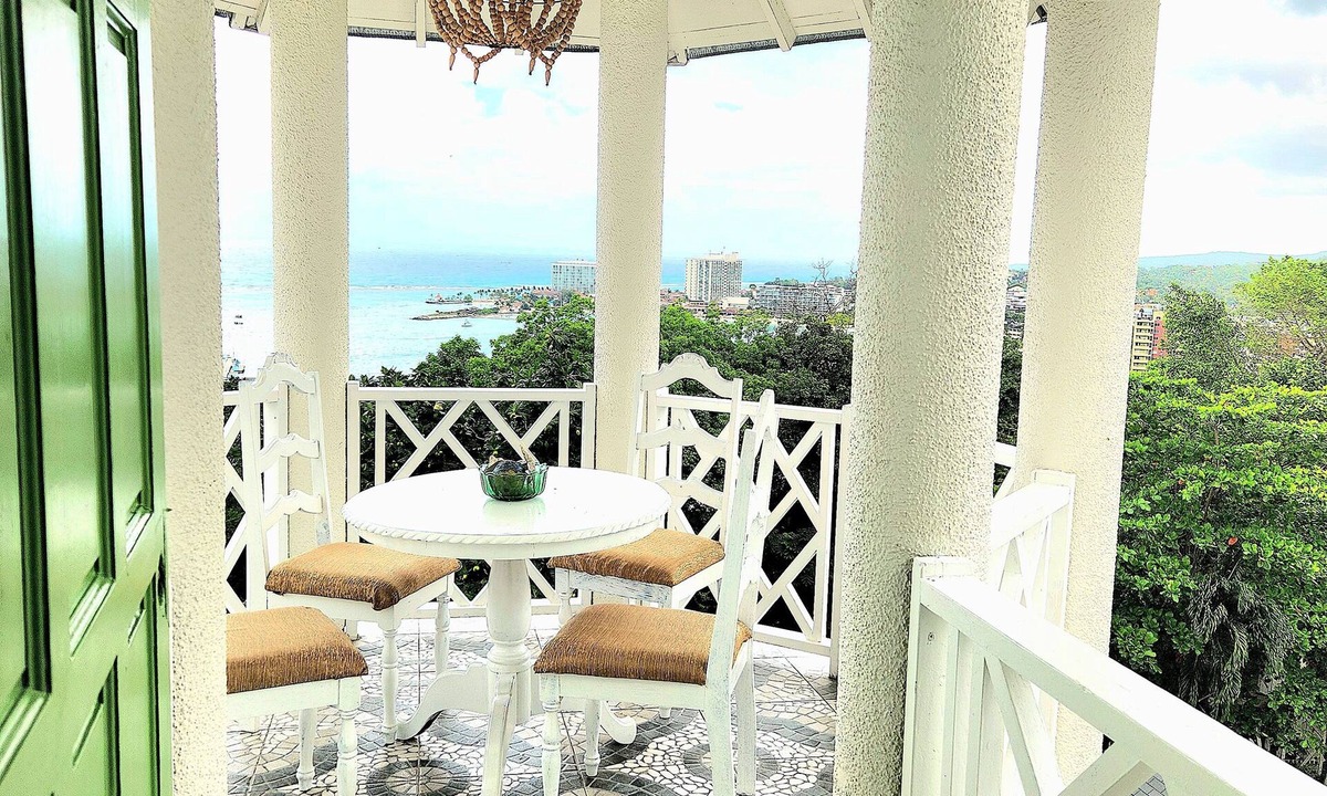 Ocho Rios Apartment | OCEANVIEW GRANDE 3BR: Walk To Town and Beach Max 6 Guests
