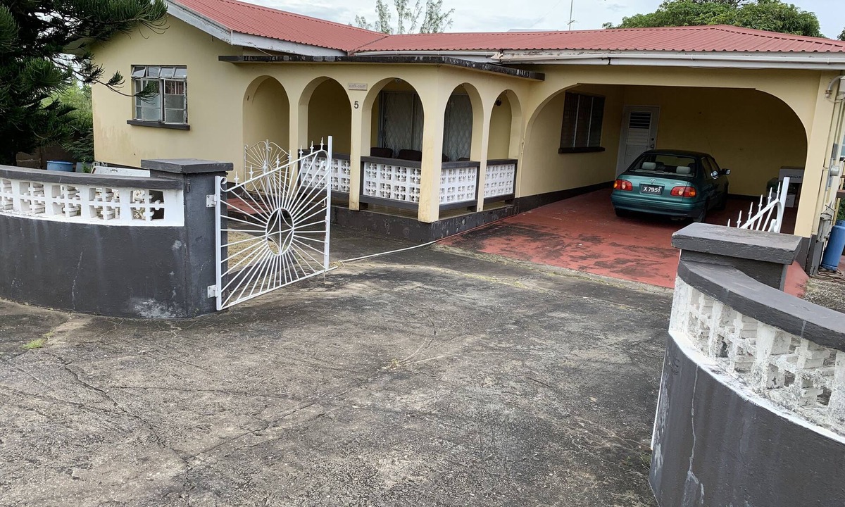 Top Rock Apartment | One bedroom apartment with a full kitchen within walking distance to the beach