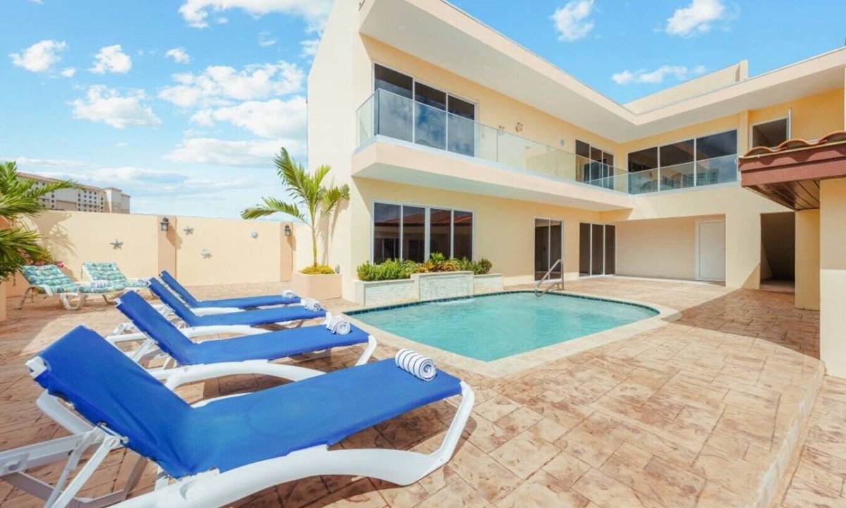 Palm Beach Villa | Palm Beach 8BR Villa | Beach Vibe by Bocobay
