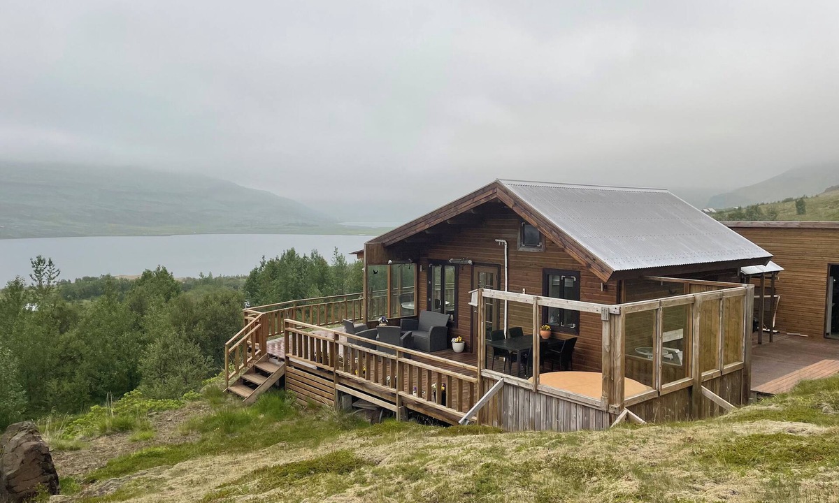 Hvalfjarðarsveit Cottage | Peaceful 1-bedroom cottage in Hvalfjarðarsveit by the Lake