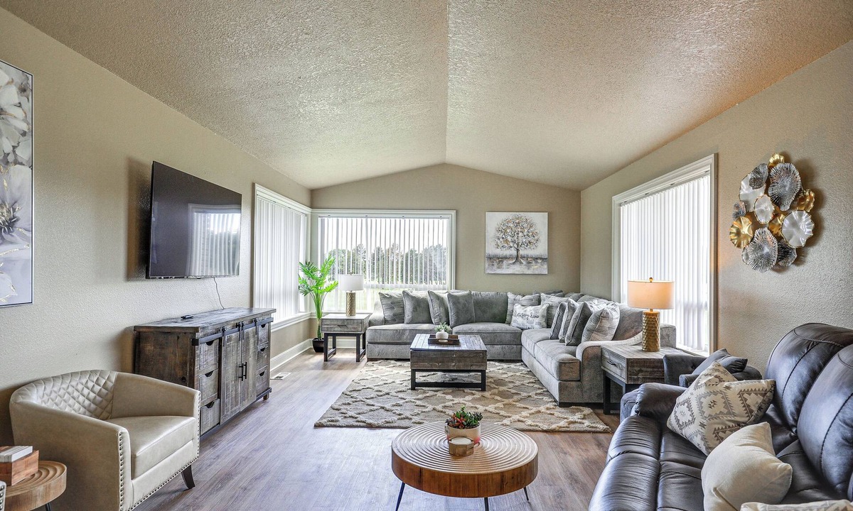 North Plains House | Portland Area 7BR Getaway: Hot Tub, Games