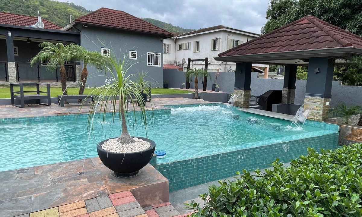 Saint Andrew House | Private Kingston 6 Villa w/Pool, Swim-Up Bar & Outdoor Kitchen Near Liguanea
