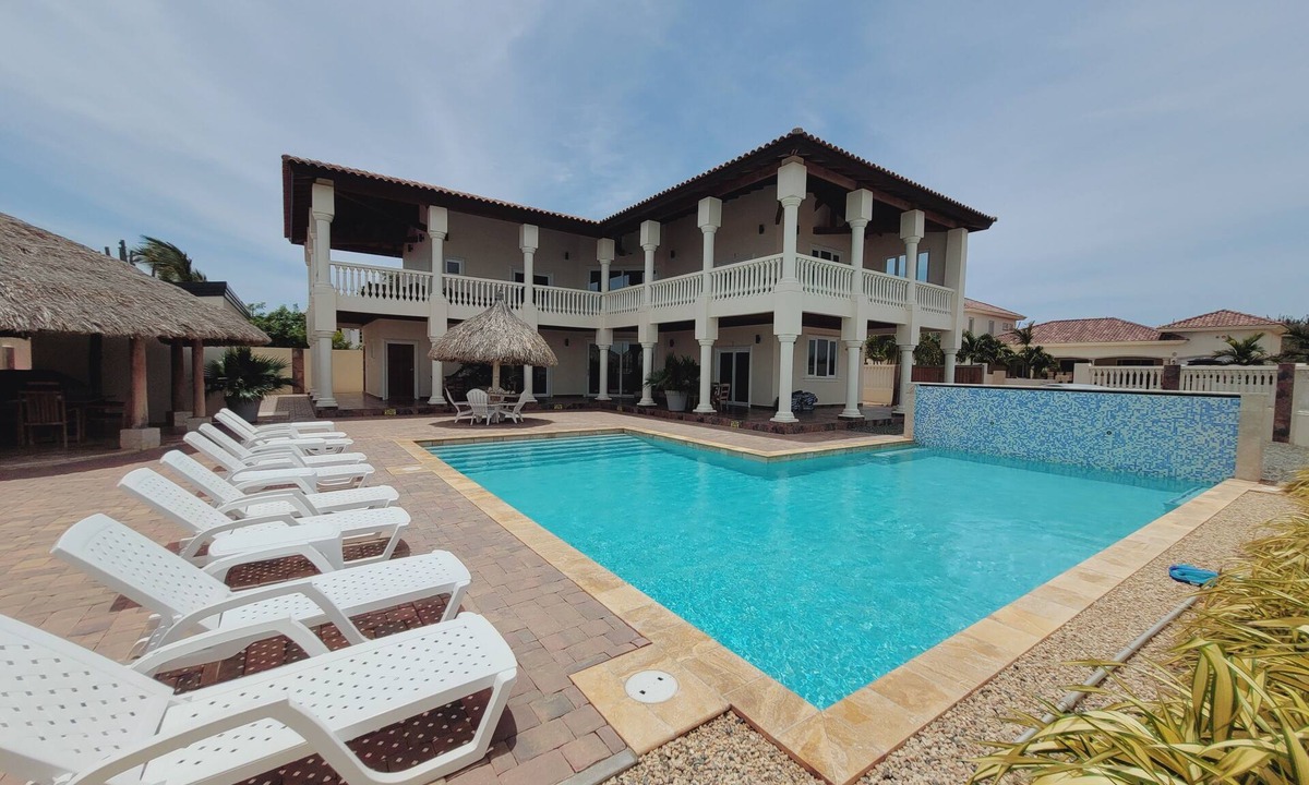 Alto Vista Villa | Private luxury villa with sea views in Palm Beach!
