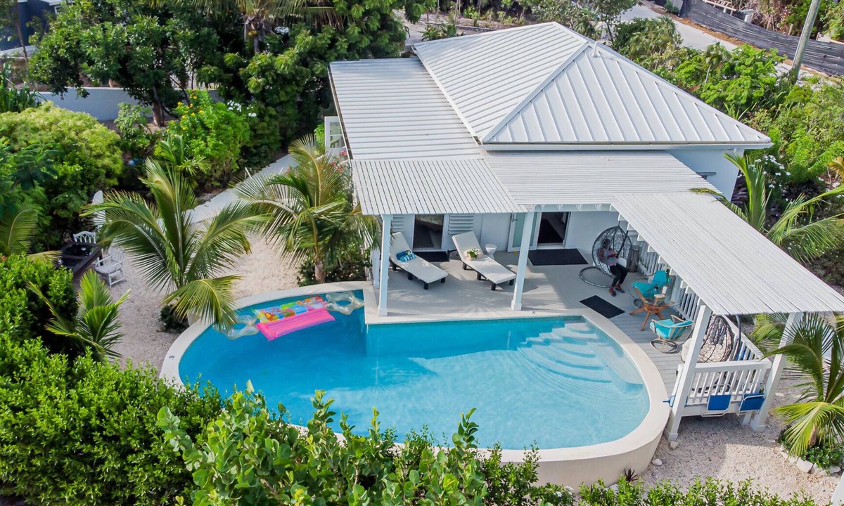 The Bight House | Private Pool House By the Beach. 3 Min Walk to Grace Bay Beach Sleeps 4