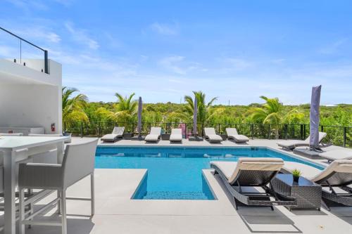Long Bay Hills Villa | Private Villa Stay with Pool BBQ and Beach Nearby