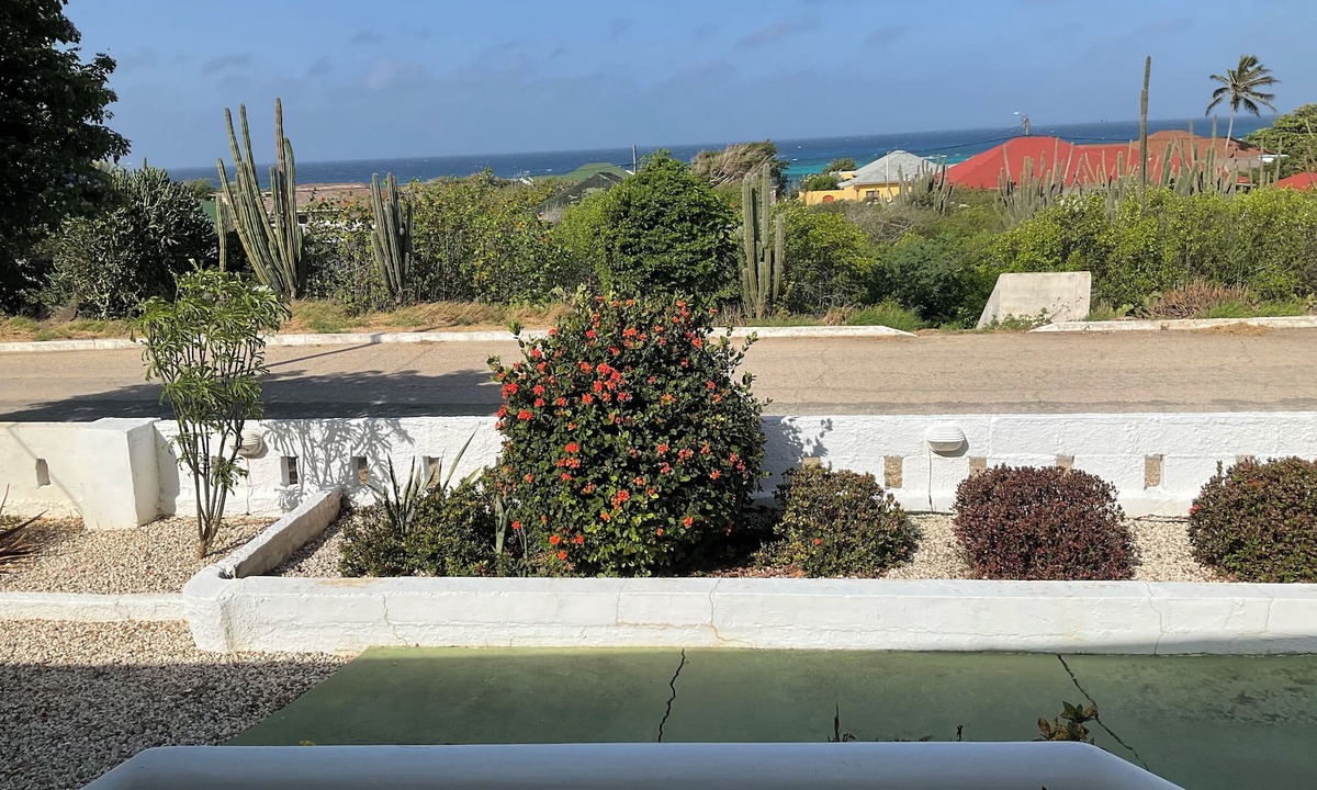 Sero Colorado House | Quaint bungalow overlooking the Caribbean. A short 8 minute walk to Baby Beach