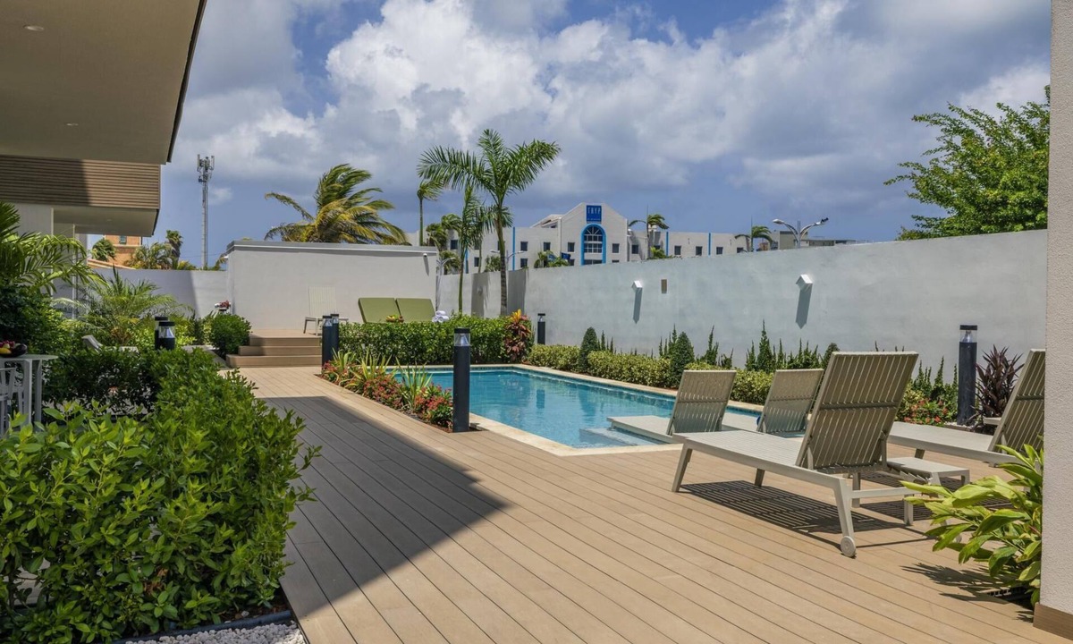 Palm Beach Condo | Relaxing 2BR2BA Condo w/Gym, Pool in Palm Beach!