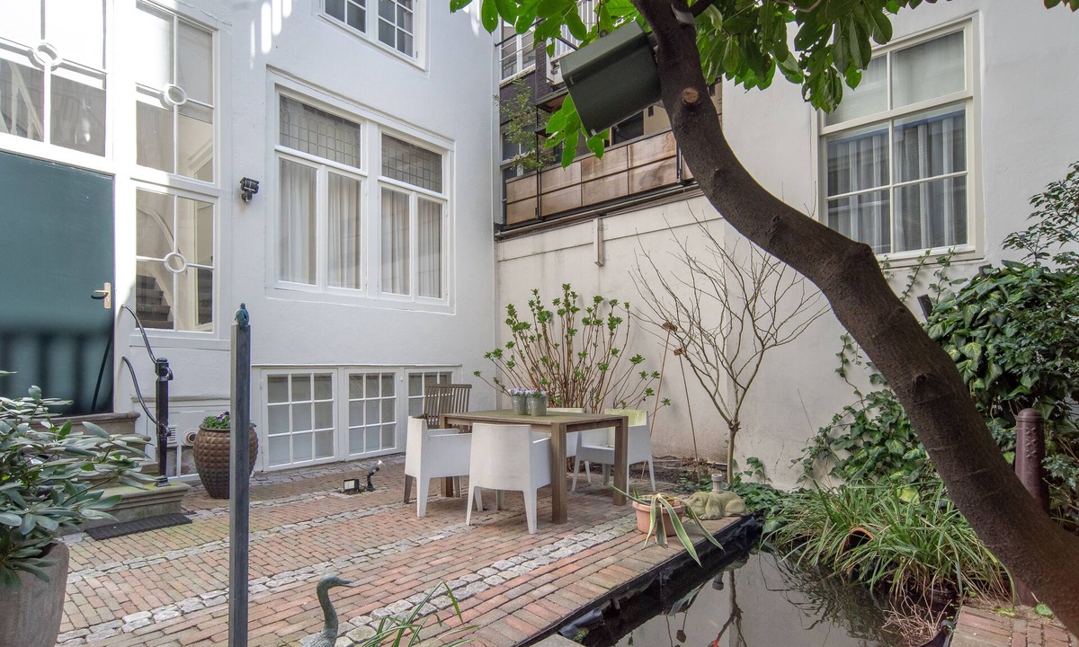Burgwallen Nieuwe Zijde Apartment | Romantic, luxurious monumental canal apartment. In city center. Walk everywhere.
