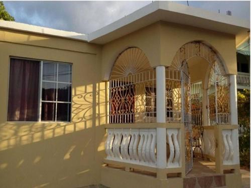 Falmouth House | Room With Queen Size Bed