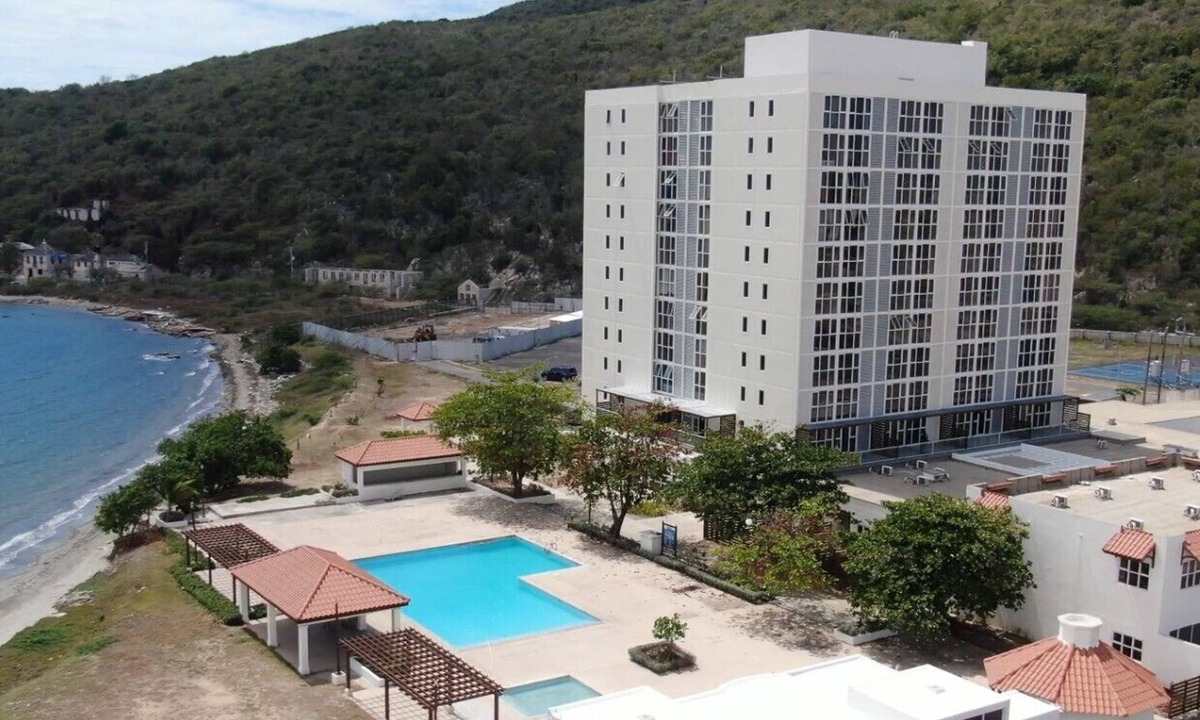 Portmore Apartment | ROPER'S PLACE.Bayfront apartment/Balcony view Close to Kingston/Airport