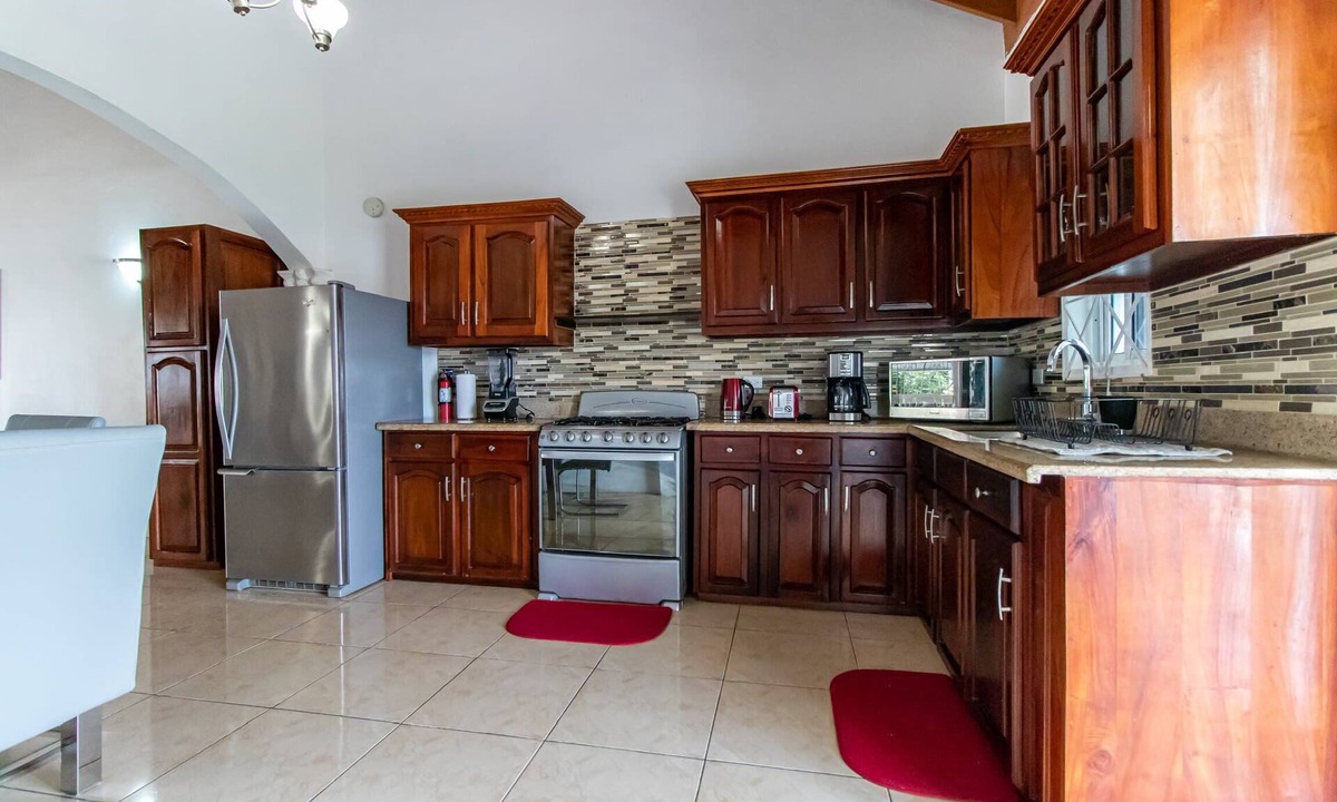 Runaway Bay Apartment | Runaway Bay Gem!
