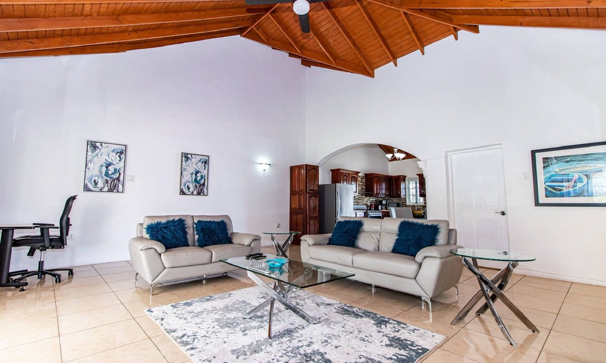 Runaway Bay Apartment | Runaway Bay Gem