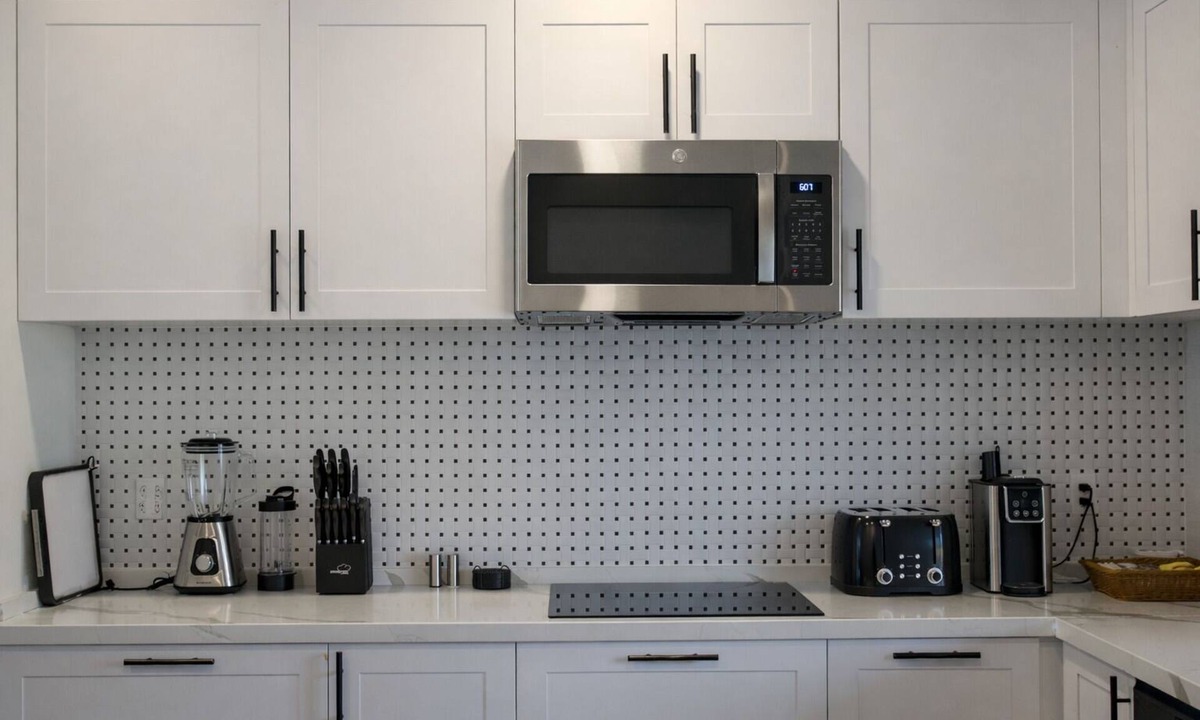 Freeport Apartment | Serene 1- Bedroom Suite with luxury Bedding, Premium kitchenette & Island view