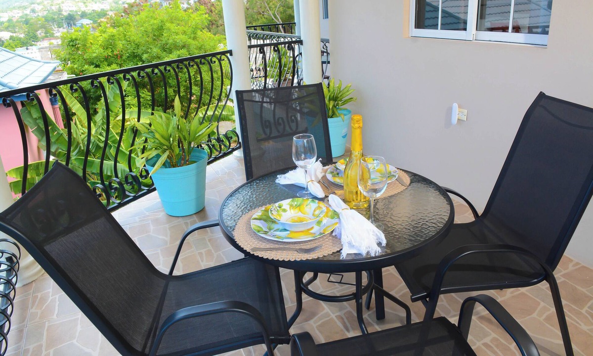 Runaway Bay Villa | Snowbird Friendly Retreat w/Seaview Balcony and Fast Wifi/AC