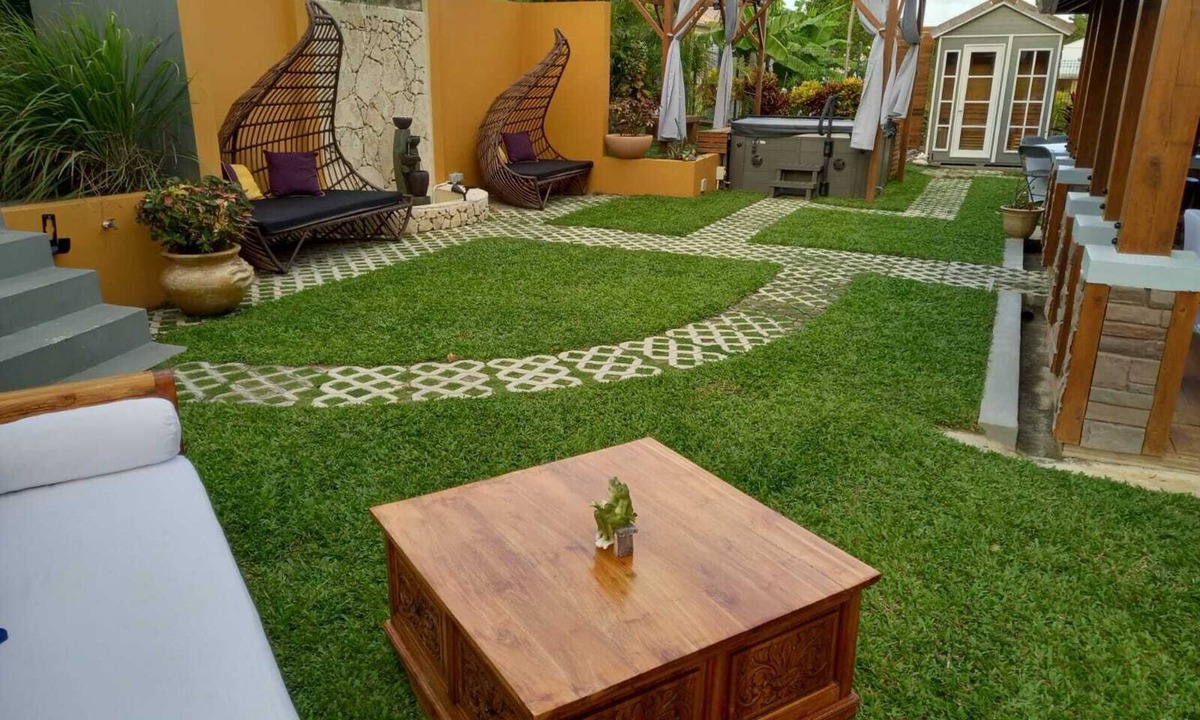 Gros Islet Villa | Sophisticated 3BR+Loft Oasis: Backyard, Spa, Office, Mins to Beaches & Shops